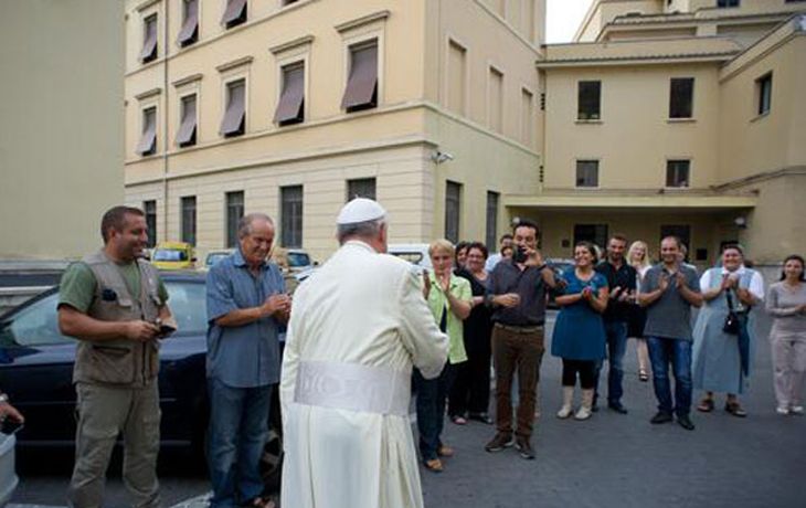 El Papa visitó por sopresa a obreros del Vaticano