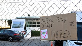 Carteles de apoyo a los tripulantes del submarino ARA San Juan, en la base naval de Mar del Plata. Carteles de apoyo a los tripulantes del submarino ARA San Juan, en la base naval de Mar del Plata.