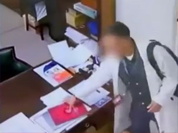 Robo en la UBA: se disfrazó de médico y se llevó una computadora