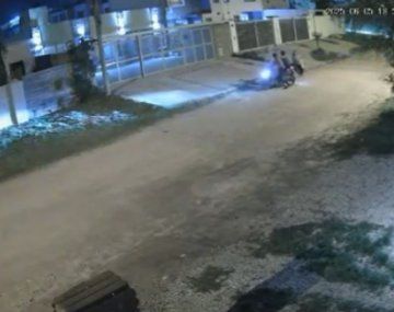 Motochorros asaltaron a una mujer y un vecino los hizo volar por el aire