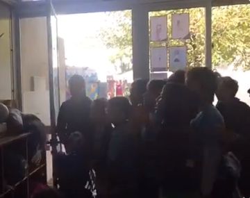 Los chicos festejaron exaltados el gol de Uruguay