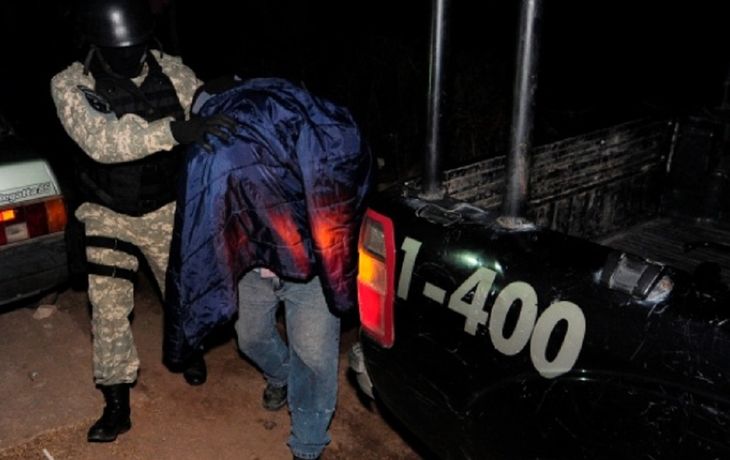 Ató, encerró y amordazó a su hijo como un perro