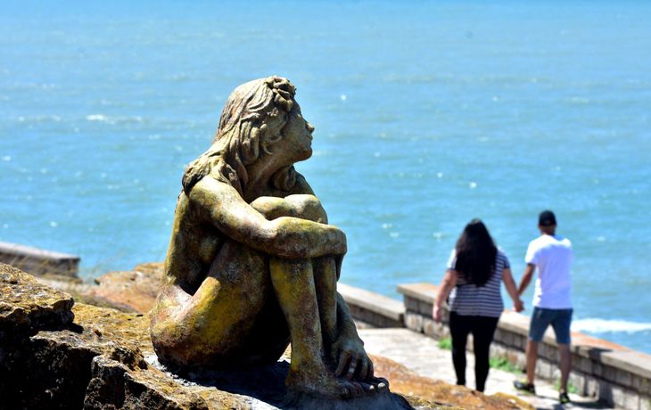A menos de una semana de su aparición, dañaron la misteriosa estatua de una mujer en Mar del Plata