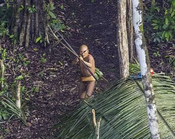 Fotografían a una tribu del Amazonas que vive aislada del mundo