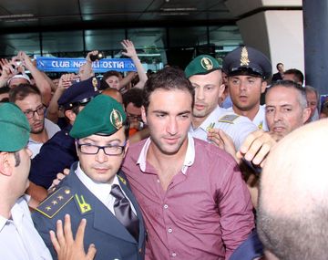 Locura en Italia por la llegada del Pipita Higuaín a Napoles