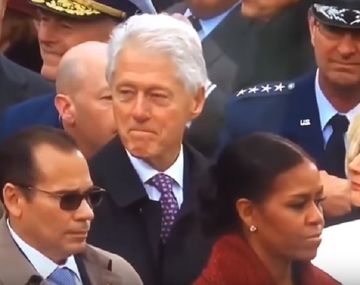Bill Clinton ante la dura mirada de su mujer Hillary