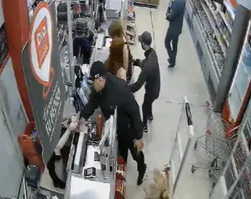 Increíble video: violento robo en un supermercado de Caballito