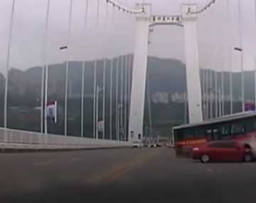El micro chocó contra un auto y cayó del puente. Murieron 13 personas