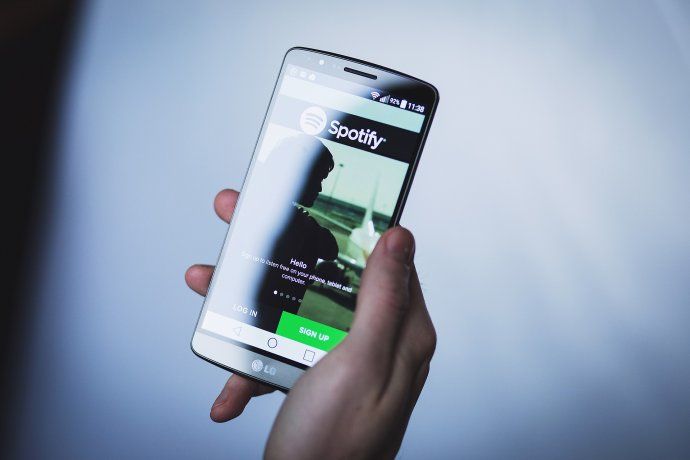 La Provincia imputó a Spotify y HBO Max por cláusulas abusivas