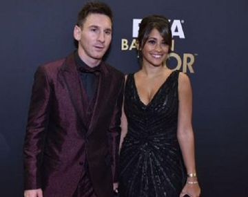 Messi sorprendió con un traje color borravino