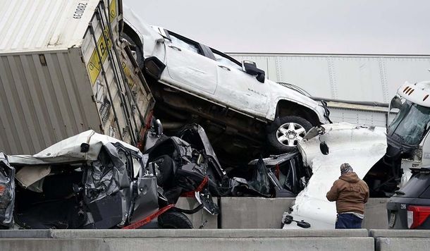 Al menos cinco muertos por un megachoque en Estados Unidos
