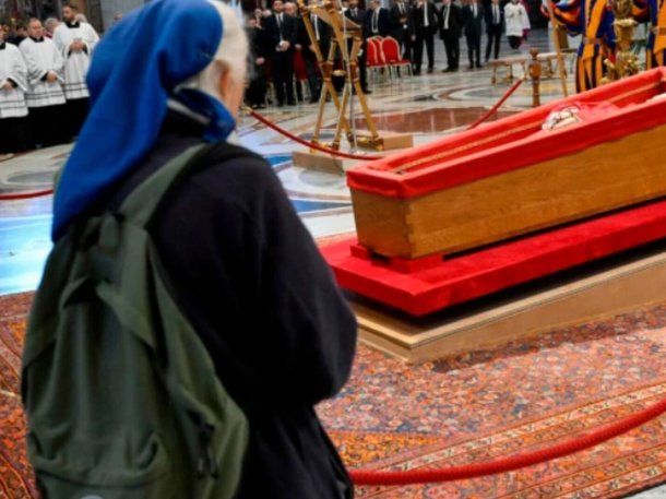 El mensaje de la monja que rompió el protocolo en el funeral del papa Francisco: Paz y apertura para los pobres