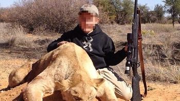 indignante: un nene de 7 anos mato un leon y su padre subio una foto indignante: un nene de 7 anos mato un leon y su padre subio una foto