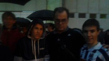 bielsa hizo la fila para comprar la entrada de un partido bielsa hizo la fila para comprar la entrada de un partido