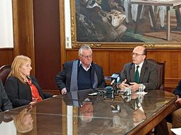 La Cámara de Comercio y Servicios del Uruguay propone a todos los partídos políticos hacer un Pacto por la Patria. La Cámara de Comercio y Servicios del Uruguay propone a todos los partídos políticos hacer un Pacto por la Patria.