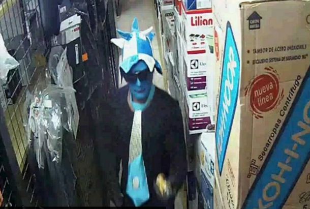 Se disfrazaron de hinchas y robaron cinco millones de pesos en electrodomésticos