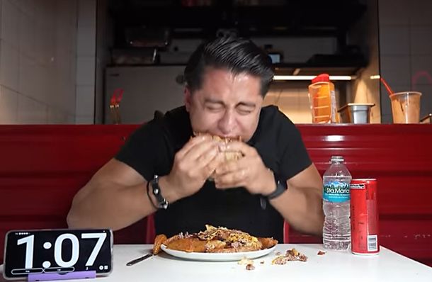 México: youtuber comió una hamburguesa mortal en menos de cinco minutos y se volvió viral