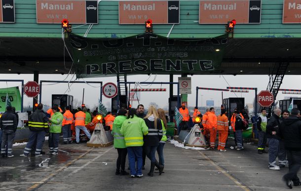 Una protesta en los peajes complica el recambio turístico