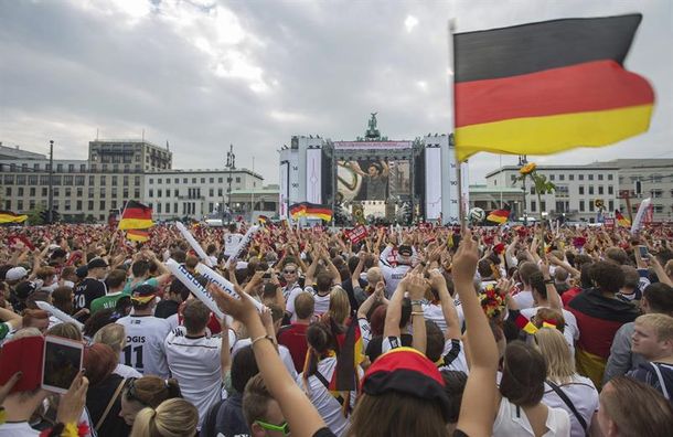 Hinchas esperando a Alemania