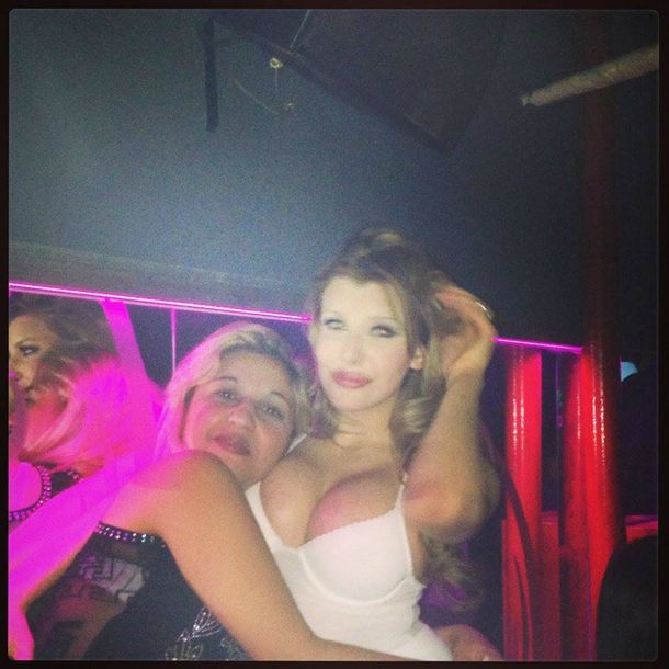 Charlotte paseó su escote por la noche porteña