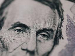 El dólar alcanzó su valor máximo desde mediado de enero. El dólar alcanzó su valor máximo desde mediado de enero.