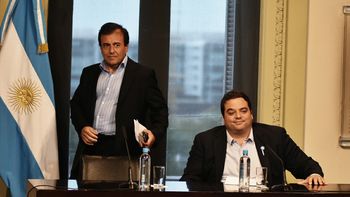 Quintana y Triaca anunciaron un bono y baja de Ganancias en el aguinaldo Quintana y Triaca anunciaron un bono y baja de Ganancias en el aguinaldo