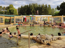 El pueblo que tiene termas naturales y un bosque salido de un cuento
