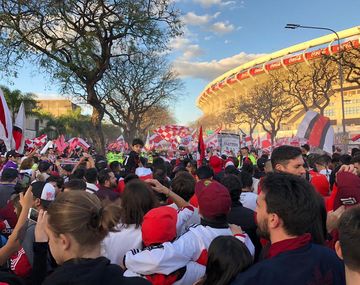Banderazo de hinchas de river - Crédito:&nbsp;@cariverplatecom