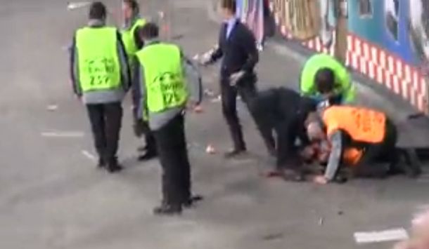 Un hincha del Ajax, en grave estado luego de caer de una tribuna