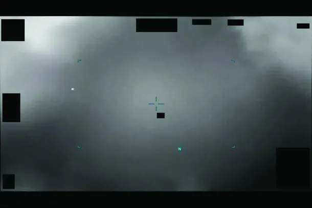 Fotograma de un vídeo grabado cerca de los Emiratos Árabes Unidos en octubre de 2023, en el que se observa un fenómeno aéreo no identificado (FANI)