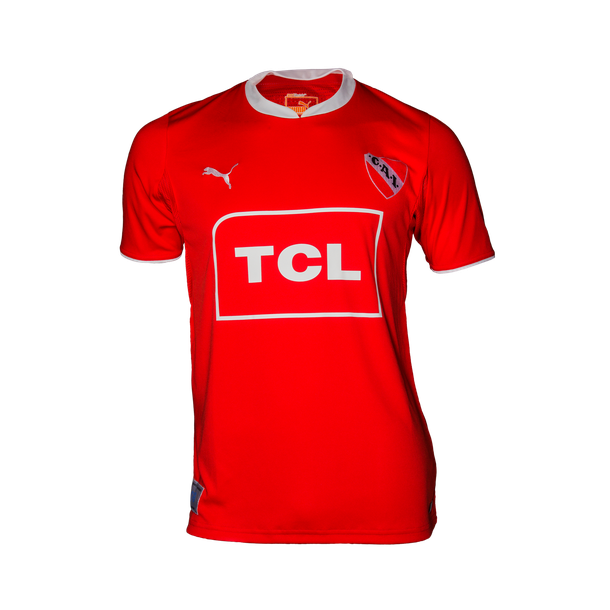 El Kun Agüero, modelo de la nueva camiseta de Independiente