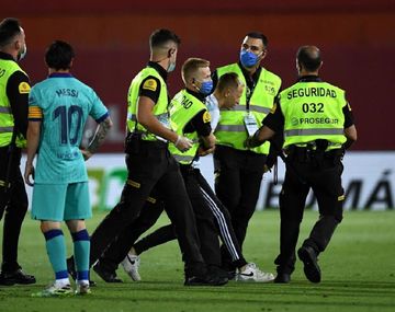 Demandarán al hincha que entró a la cancha en el  Mallorca - Barcelona