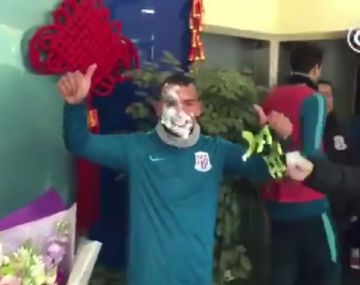 Carlos Tevez recibió un tortazo por su cumpleaños número 33