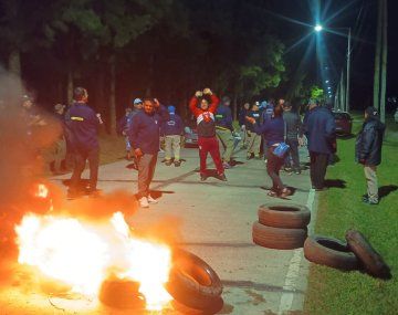 Trabajadores despedidos de ILVA bloquean los accesos al Parque Industrial de Pilar