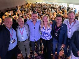 Karina Milei y Martín Menem junto a la mesa partidaria de LLA en Entre Ríos.