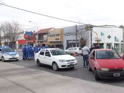 Los encerró con el auto, discutieron y lo acuchillaron