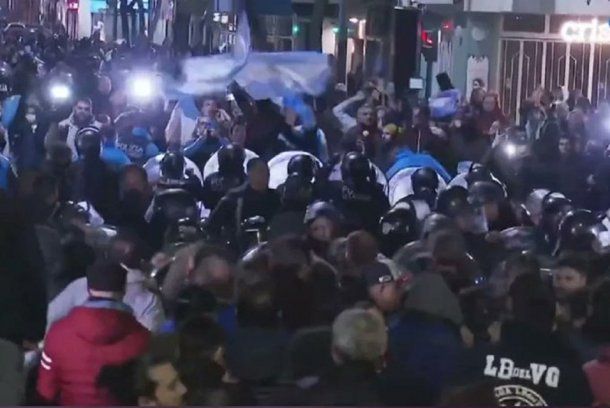 Represión a manifestantes de Cristina Kirchner: detuvieron a un diputado provincial