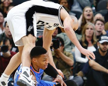 Emanuel Ginóbili a los 39 años disputa el balón con las ganas de un rookie