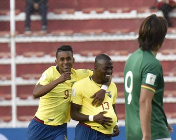 El festejo de Enner Valencia, que anotó los dos goles con los que Ecuador igualó ante Bolivia en La Paz