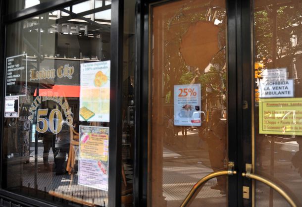 Hubo destrozos en el Café Tortoni y otros bares porteños