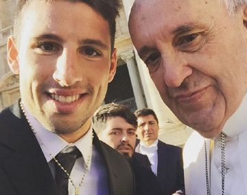 La selfie de Calleri con el papa Francisco: ¿qué mira Maradona Jr?