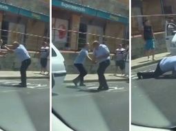 disputa en plena calle: dos taxistas se pelearon por llevar a un pasajero disputa en plena calle: dos taxistas se pelearon por llevar a un pasajero