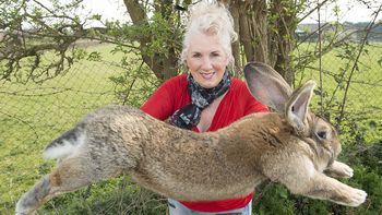 Darius, el padre de Simon, con la dueña de ambos Darius, el padre de Simon, con la dueña de ambos