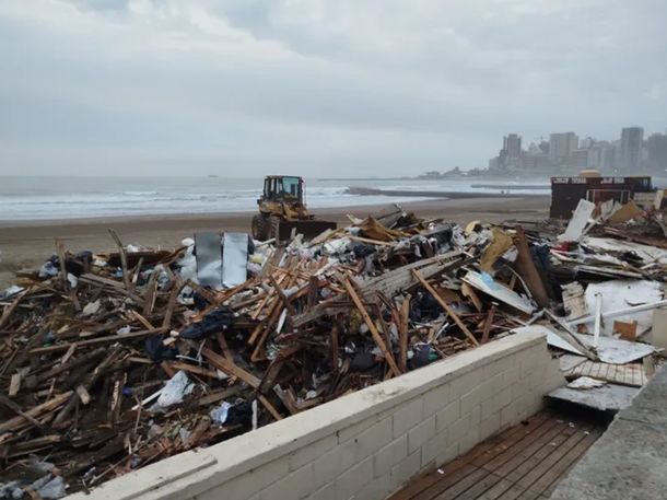 Los efectivos tiraron abajo los puestos con topadoras durante la madrugada. Los efectivos tiraron abajo los puestos con topadoras durante la madrugada.