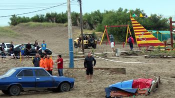 Un rayo cayó en la playa de Villa Gesell y mató a cuatro jóvenes. Un rayo cayó en la playa de Villa Gesell y mató a cuatro jóvenes.