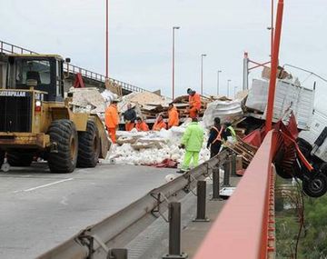 Lograron retirar el camión que quedó colgado en el puente de Zárate Brazo Largo