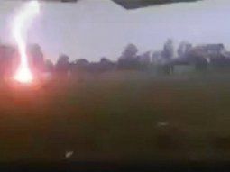 Cayó un rayo en pleno partido y solo se desmayó un jugador
