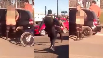 Se desnudó en la vía pública y un policía le pegó con un látigo Se desnudó en la vía pública y un policía le pegó con un látigo