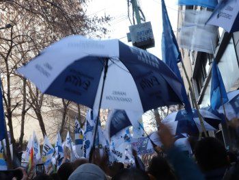 La gente en la sede del PJ.