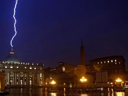 Otro impactante rayo, el día que renunció Benedicto XVI